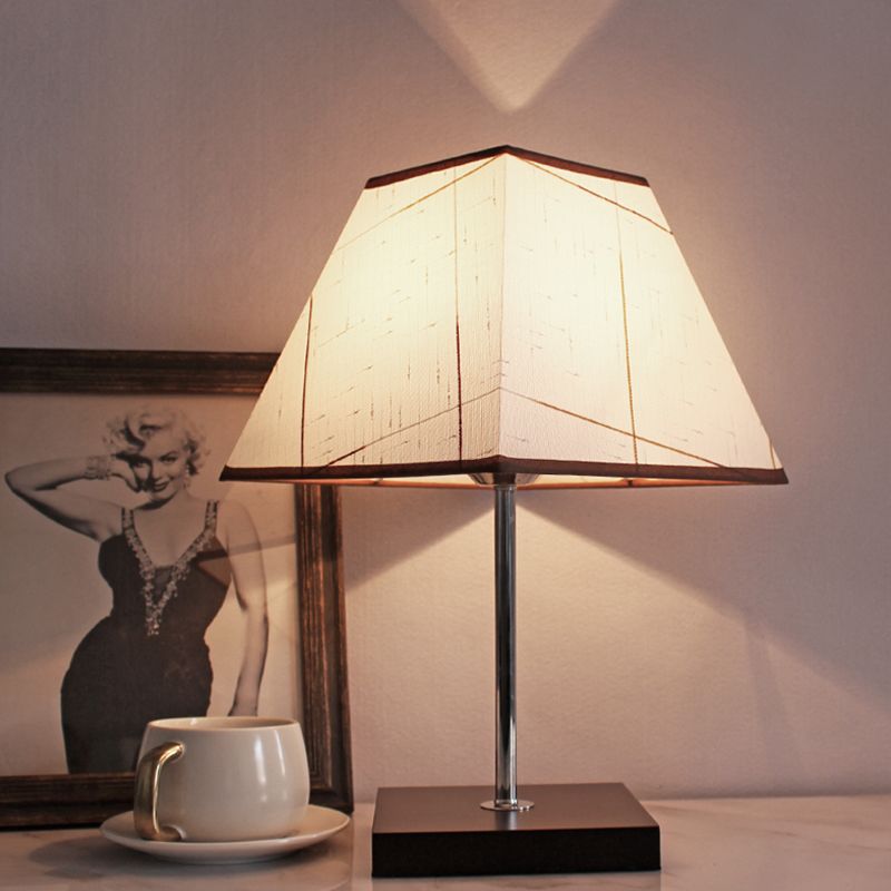 Rustikaler Trapez-Nachttisch-Lampe 1-Licht-Stofftisch Licht in Schwarz für Schlafzimmer