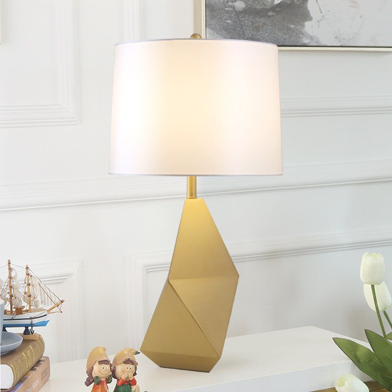 White Barrel Task Lampe Moderne 1 Kopfstoff Schreibtisch Licht mit goldener geometrischer Metallbasis