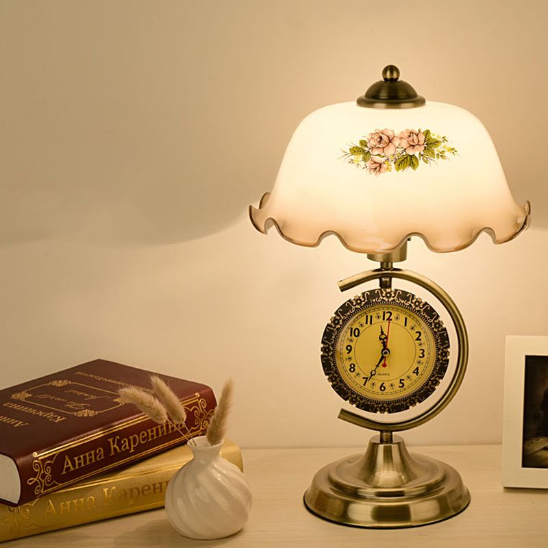 Lampada da tavolo in vetro opale con paralume a scodella, luce notturna pastorale per salotto singolo con braccio a C e orologio in ottone
