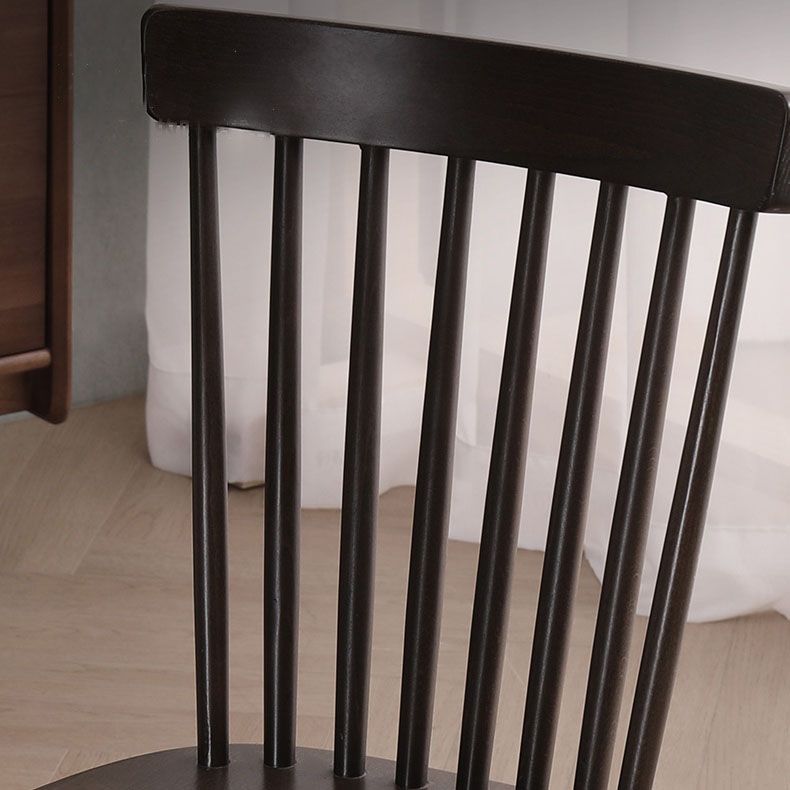 Sedia da sala da fuoco in legno scandinavo.