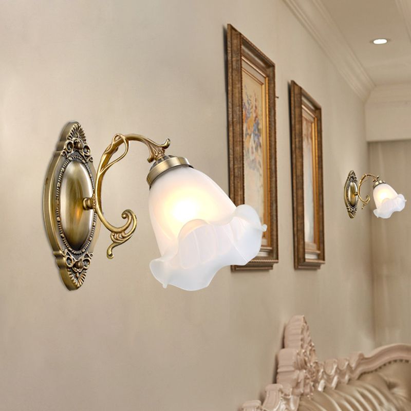 Single-Bulb Wall Light Classic Flower Shade Frosted Glass Wall Lighting Fixture in White