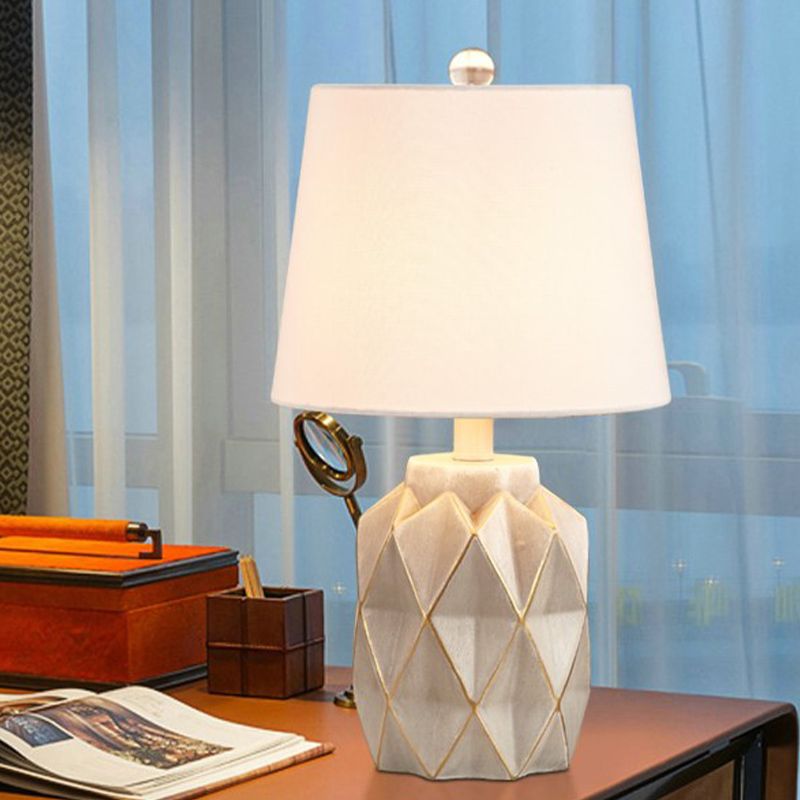 Table de la table d'attelligence beige / blanc tissu de campagne lége