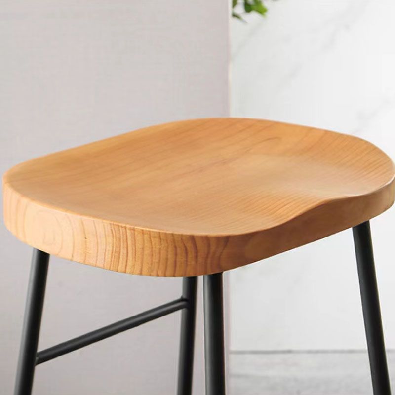 Barhosel für industrielle Style mit Schlittenrund-Sattel-Sitzschuhhocker für die Küche