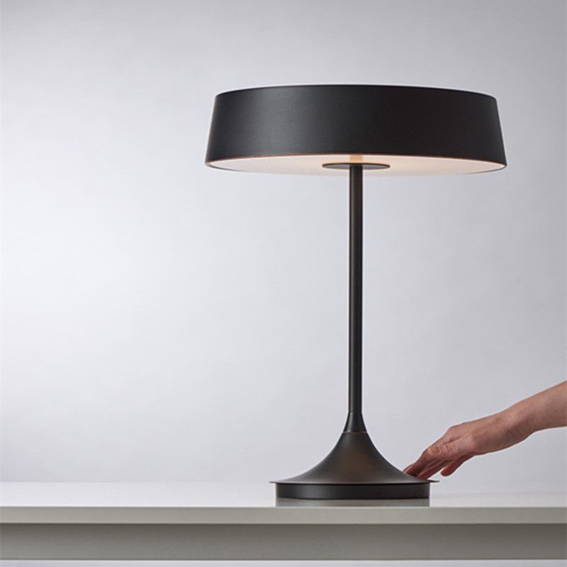 Lampada da tavolo a forma di tamburo in metallo stile minimalista LED per camera da letto e lampada da notte