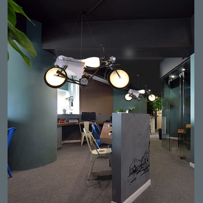 Accensione industriale a sospensione per moto per bar, luce in vetro bianco glassata per bar