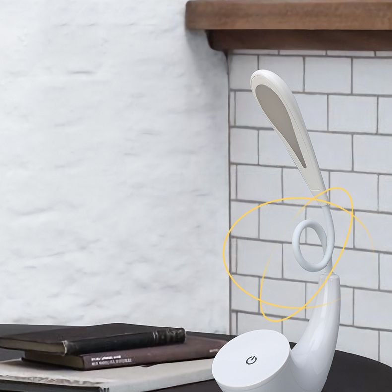 Plastic Flexible Arm Desk Lamp Minimalist LED Rechargeable Reading Light with Touch Control