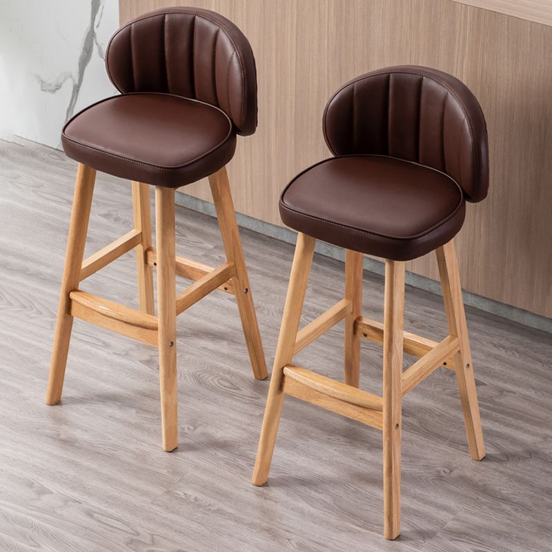 Taburete de bar Bristol de madera maciza de cuero contemporáneo con reposapiés y respaldo bajo