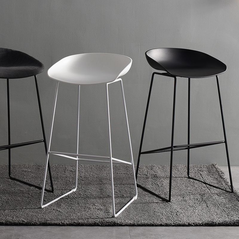Industrial Low Back Bar Stool Metal Bar Stools in Black for Home Use