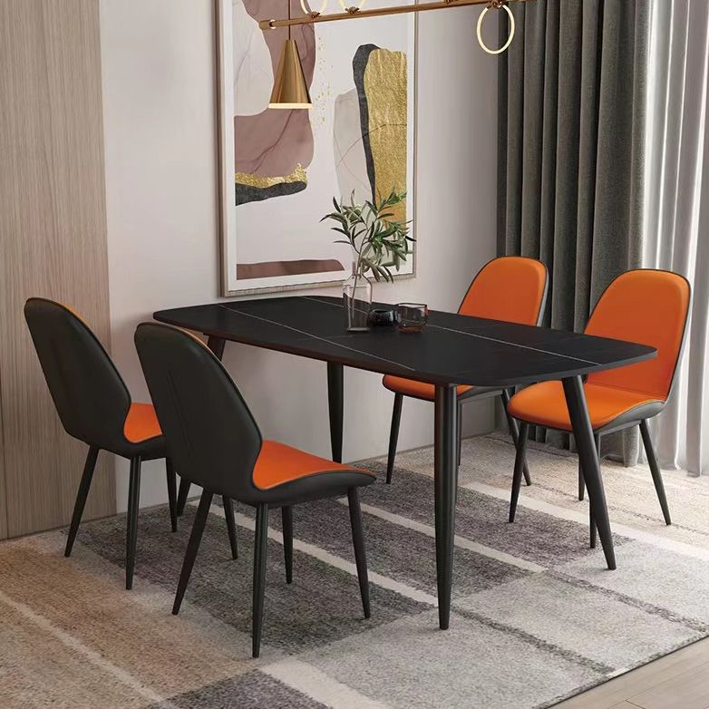 El comedor contemporáneo del metal preside el cuero que cena las sillas sin brazos para el uso en el hogar