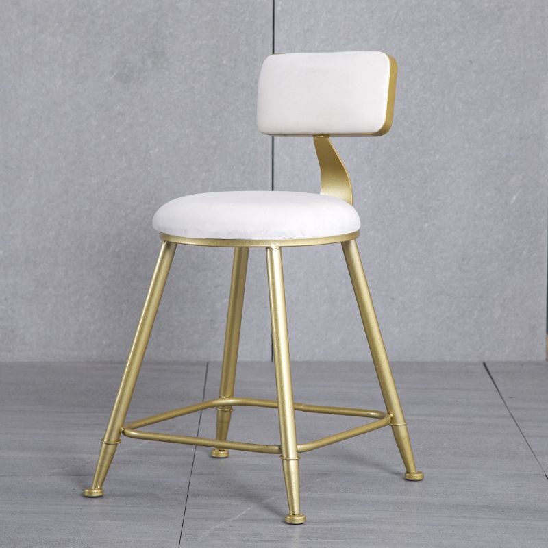 Tabouret de comptoir sans accoudoirs avec dossier Glam, tabouret de bar en fer pour salon de beauté avec coussin en daim
