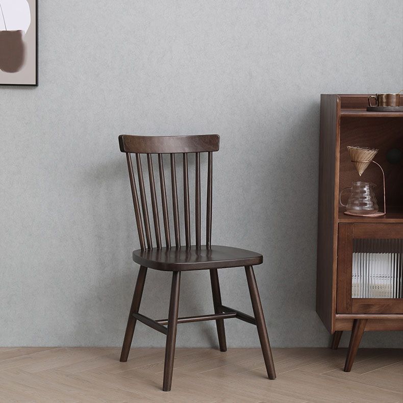 Sedia da sala da fuoco in legno scandinavo.