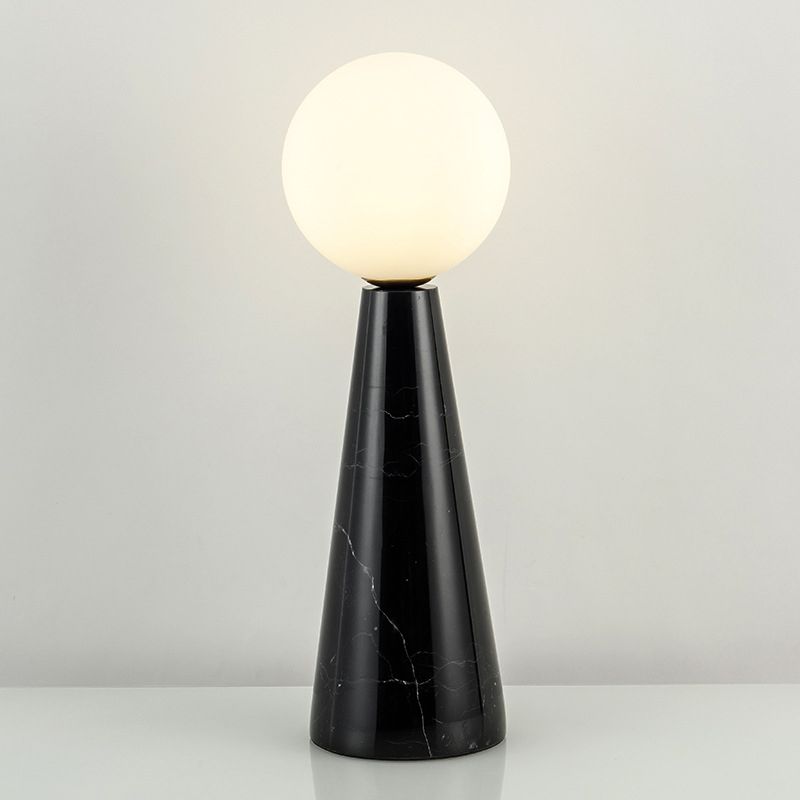 Lampada da tavolo moderna a 1 lampadina con sfera in vetro di latte con base affusolata in marmo bianco/nero