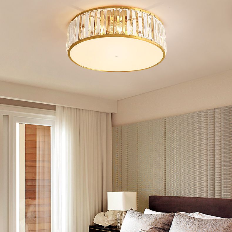 Plafonnier circulaire doré en cuivre de style luxe colonial avec abat-jour en cristal