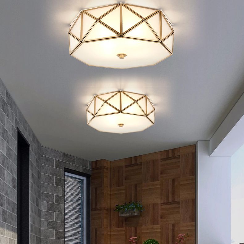Geometrische plafondlamp in koloniale stijl, koperen binneninbouw met witte glazen kap