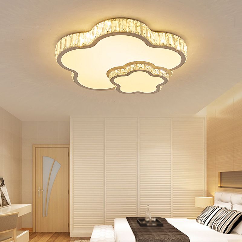 Lámpara de techo LED de estilo moderno cerca del accesorio de iluminación de techo con pantalla de cristal