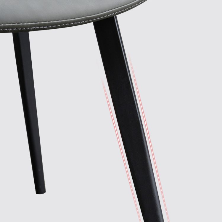 Silla de comedor industrial de metal con acabado metálico y respaldo sólido