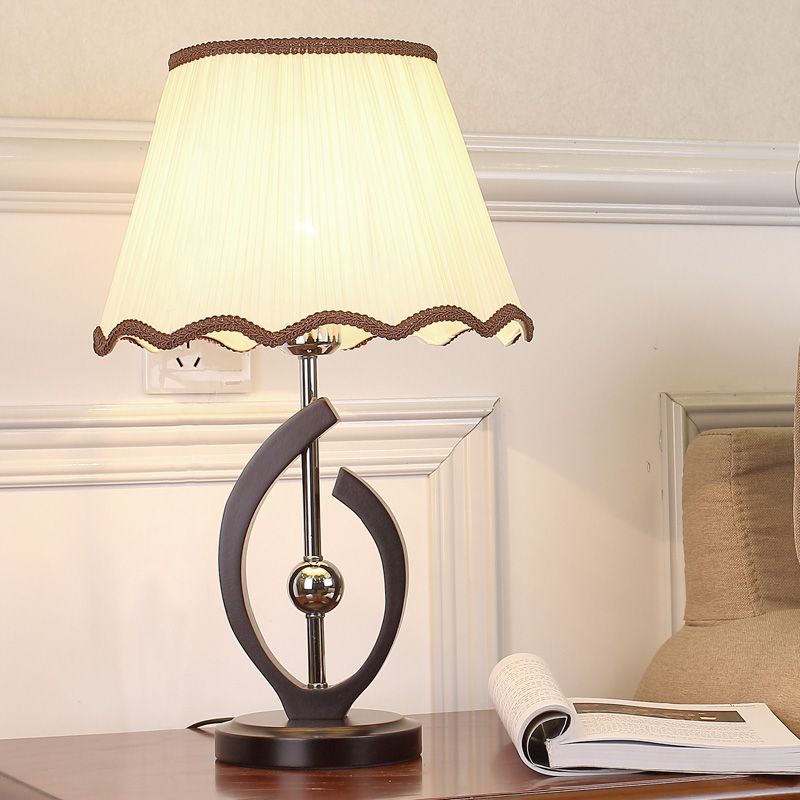 Eenmalige bol nachtkastje lamp traditionele geschulpte rand taps toeopplichtige stoffen tafellicht in beige met gebogen lijnbasis