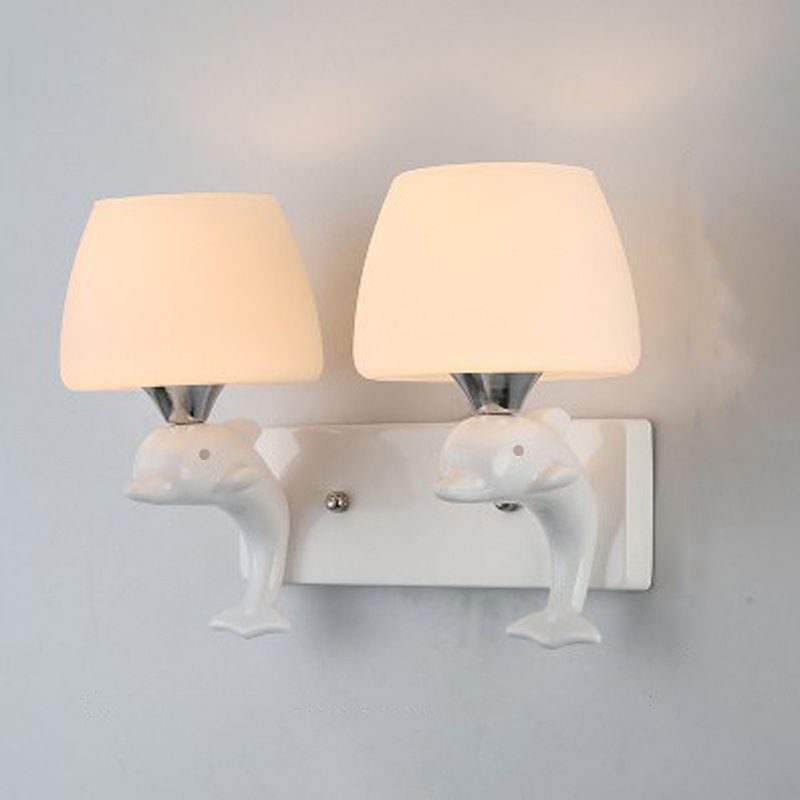 Taps toelopende vorm opaal glazen wandlamp eigentijds 2 bollen witte wandverlichting met dolfijnen met dolfijndecoratie