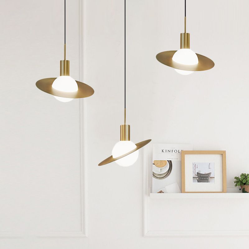 Global Milky Glass Cluster Pendant Light Moderniste 3 Heads Heads Brass Hanging Lampe avec panneau de panneau Détail