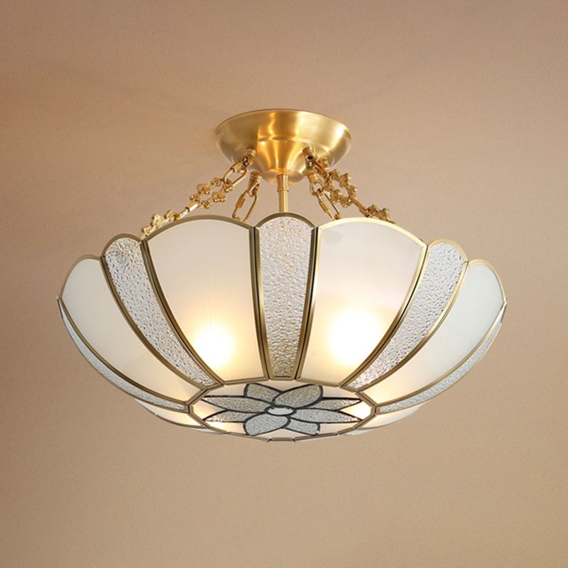 Messing mandvormige kroonluchter koloniale stijl getextureerd wit glas 4-licht eetkamer hanglampje