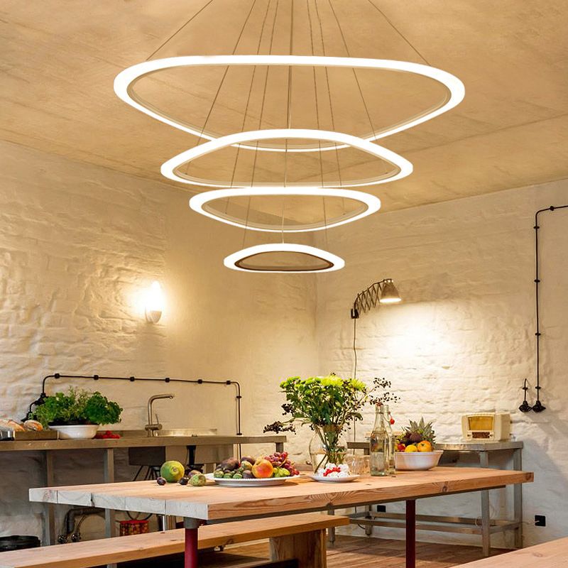 Dreiecksschleife geformte Kronleuchter Art Deco Acryl weiße Suspension Licht für das Restaurant