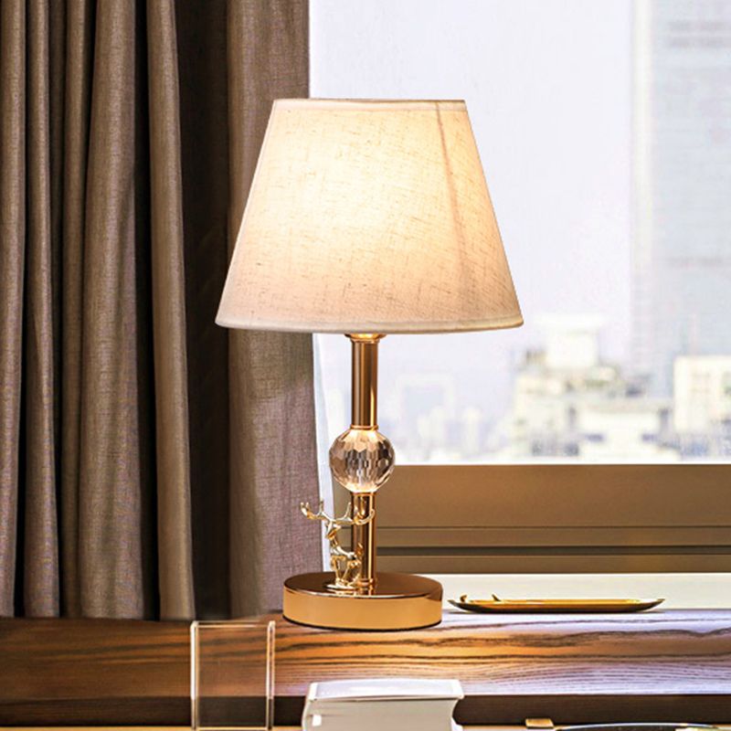 Table de nuit de chambre à coucher en baril Light Traidtional Tissu simple Table table de nuit en or avec boule de cristal et cerf déco