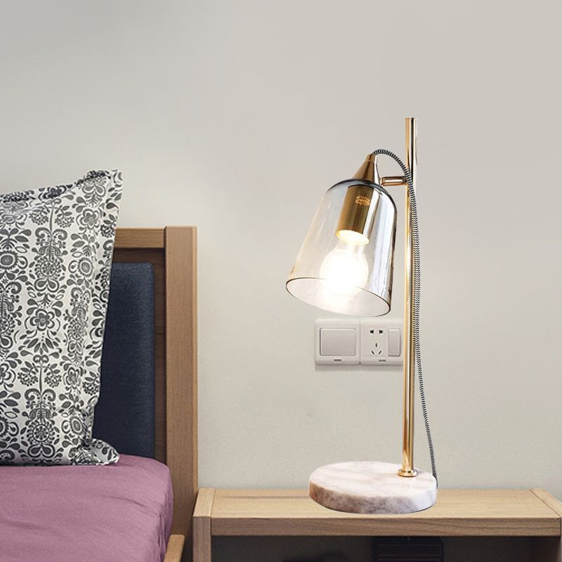 Luz de mesa de tono de campana Lámpara de oro de vidrio transparente de mediados de siglo con pedestal redondo de mármol