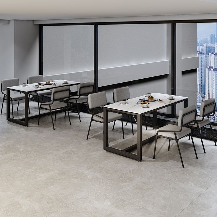 Moderne stijl witte eettafel gesinterde stenen tafel met zwart frame voor eetkamer