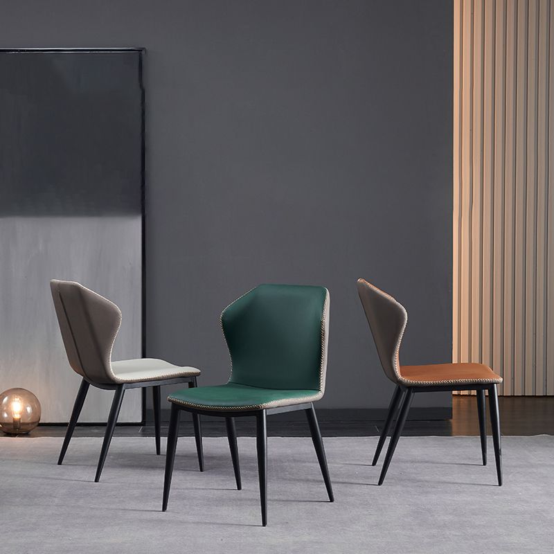 Silla auxiliar moderna de cuero para el hogar, sillas de comedor con respaldo de alas y acabado mate (juego de 2)