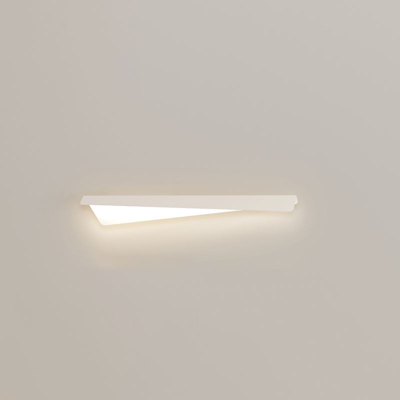 Linear Shape Metal Wall Light Modern Style Single Light Wall Sconce Light in White