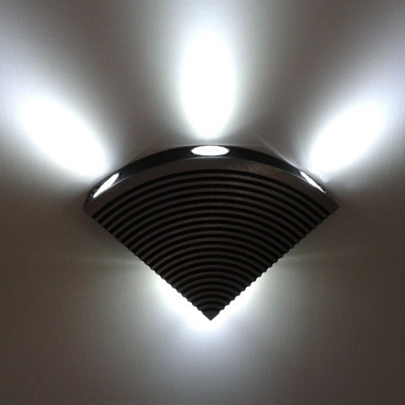 Lámpara de pared modernista en forma de wifi dormitorio de metal LED SONTANJE DE MUNTA DE MUNTA EN NEGRO Y PLATA, PURPRO/VERDE/AMARIL