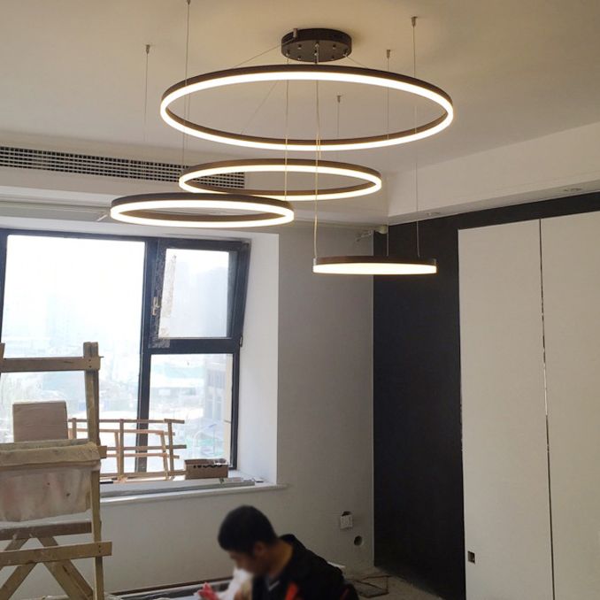 Lampadella a base di anello circolare a LED a più livelli Light con un ciondolo di illuminazione in alluminio spazzolato a tonalità acrilica nel caffè