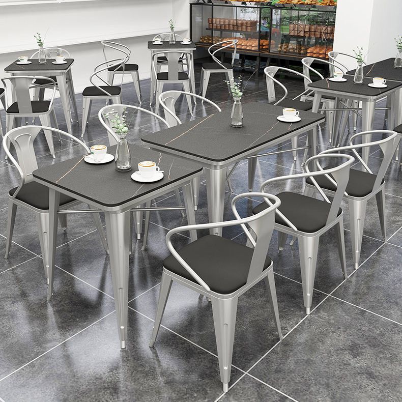 Mesa de comedor industrial Mesa de comedor de piedra sinterizada negra con base de trineo