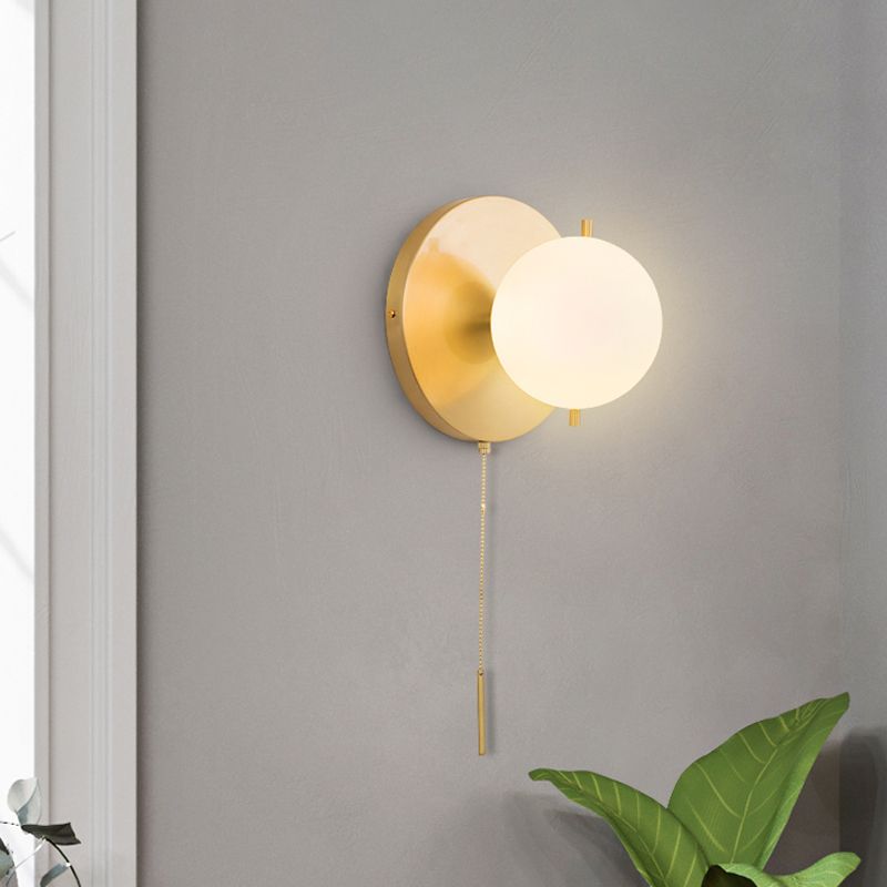 Iluminación de pared de esfera dorada contemporánea 1 bombilla lámpara de vidrio lechoso lámpara para dormitorio