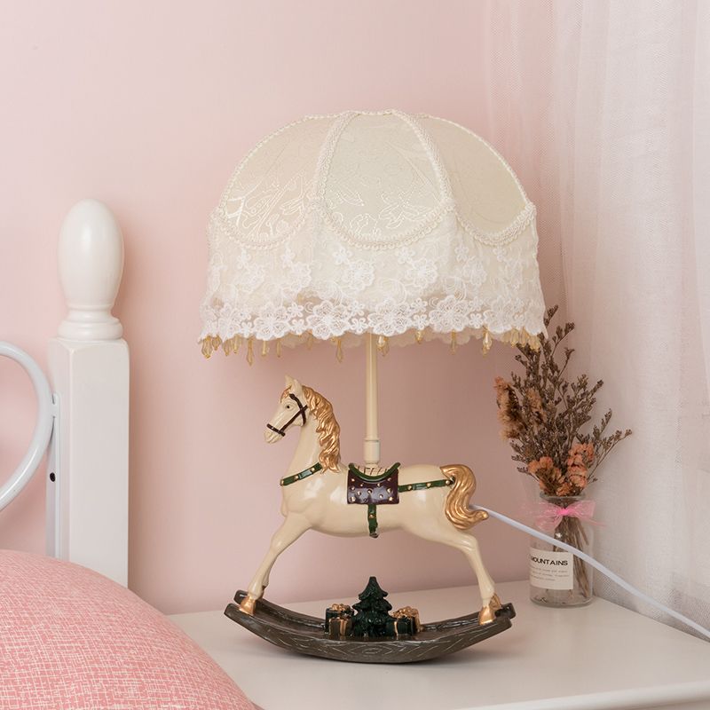 Lampada da tavolo per bambini in tessuto svasato/cupola in pizzo, lampada da comodino a 1 testa in bianco con base per altalena a cavallo a dondolo