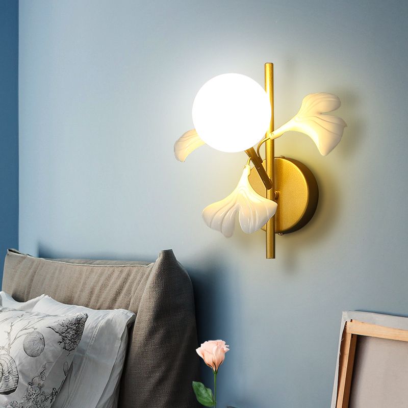 Luz de la plataforma de dormitorio lámpara de lámpara de estilo blanco moderno lámpara de montaje de pared blanca con sombra de vidrio orbe