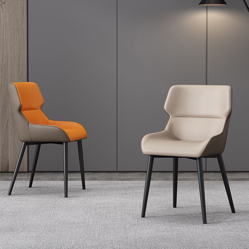 Silla de comedor moderna Parsons curvada de cuero con acabado mate