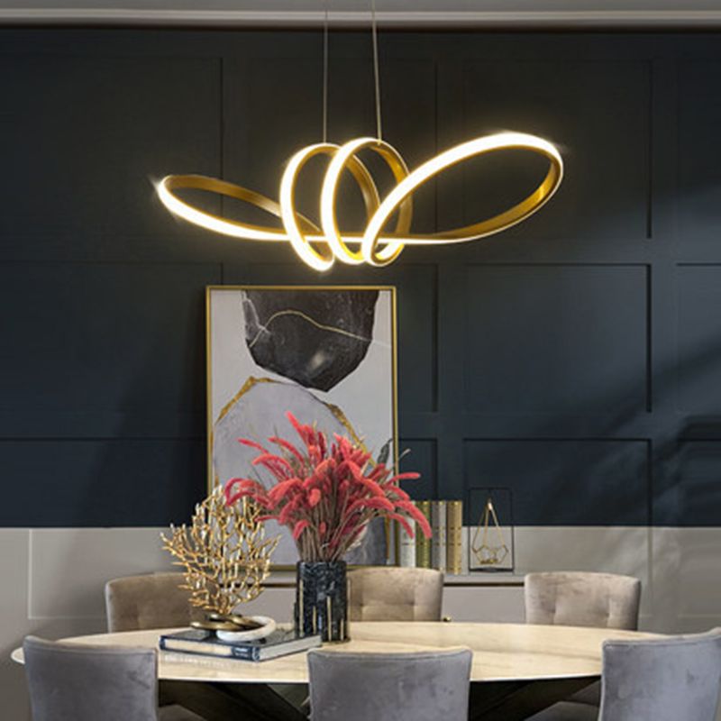 Minimalistischer Knoten geformtes Lampe Acrylrestaurant LED linearer Kronleuchter in Gold