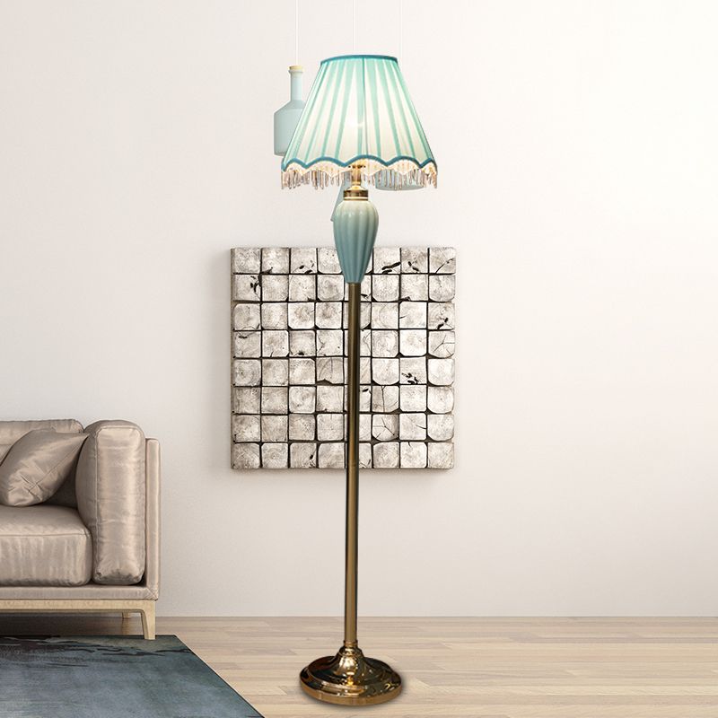 Lámpara de piso de porcelana azul/rojo en forma de urna 1 cabeza lámpara de pie tradicional de estilo con sombra de tela