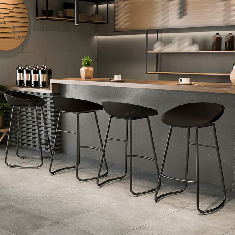 Contemporary Iron Base Bar Stools Plastic Bucket Seat Barstool for Home