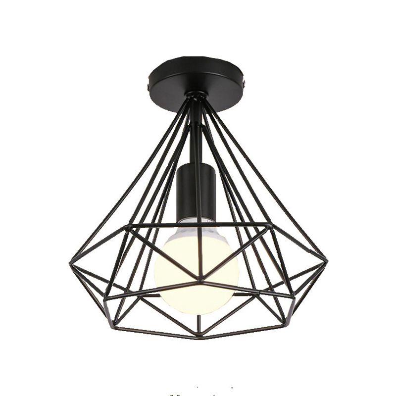 Encastré géométrique noir dans un lustre en fer forgé de style rétro industriel pour couloir