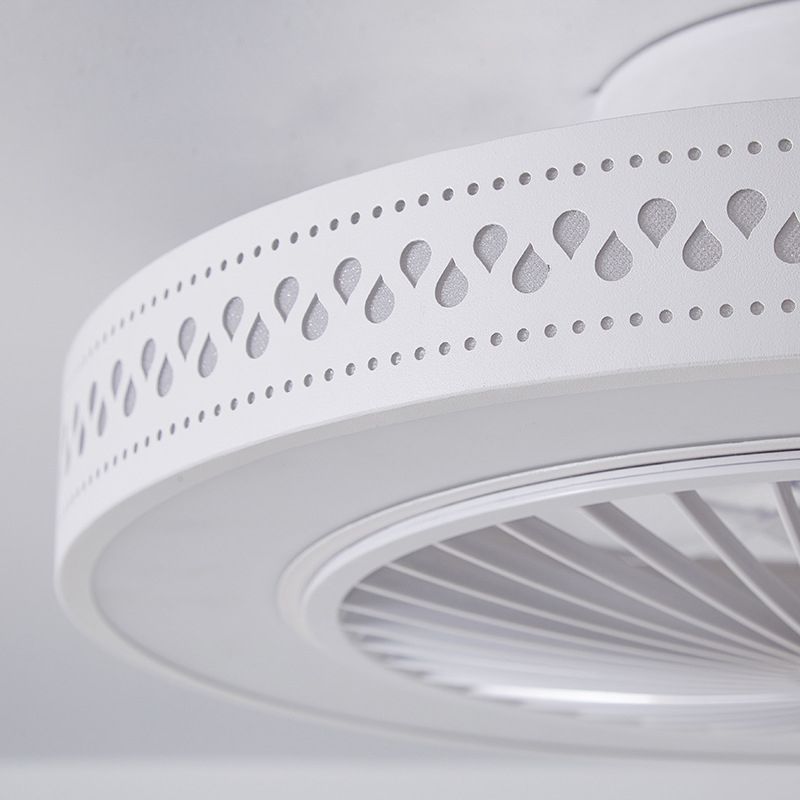 Weiße ausgehöhlte Lüfterlampenleuchte moderne LED-Metall-Halbblüte für Schlafzimmer