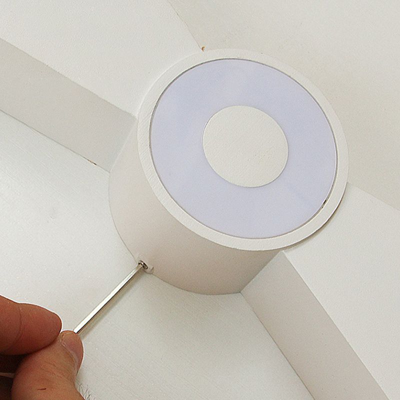 Contemporary Wall Light in Black / White Aluminum Wall Mount