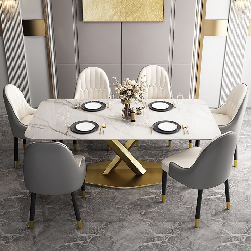 Mesa rectangular de piedra sinterizada con base de pedestal de metal dorado