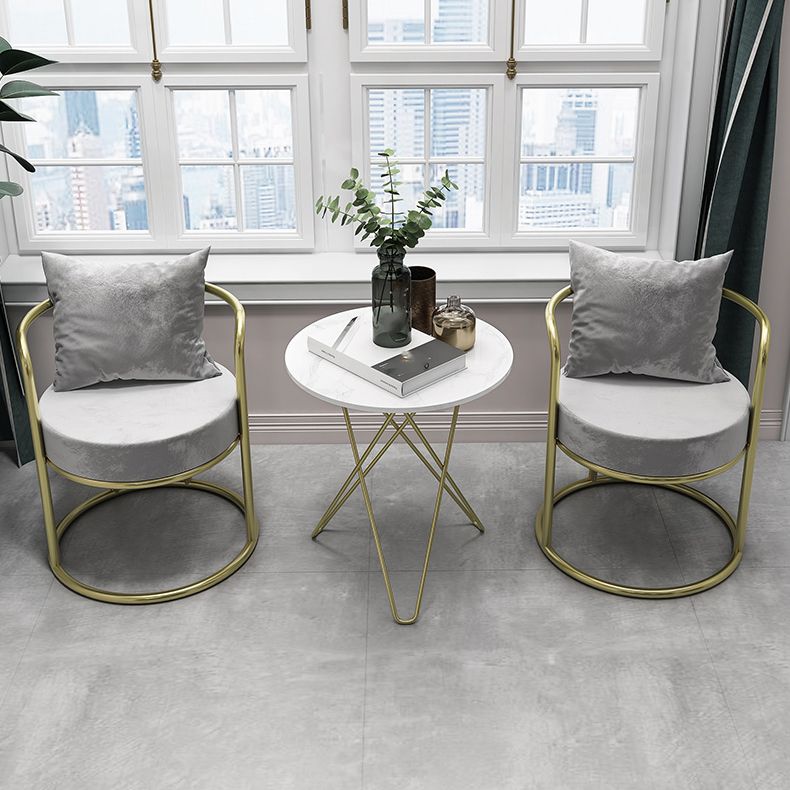 El comedor del metal del estilo nórdico preside el terciopelo que cena la silla para el uso del restaurante
