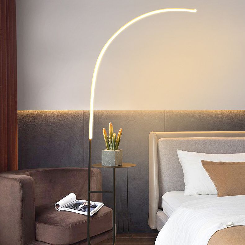 Lampada per pavimenti per pavimentazione a curva nera e oro Modern LED ACRILICO LED LIGHT con vassoio