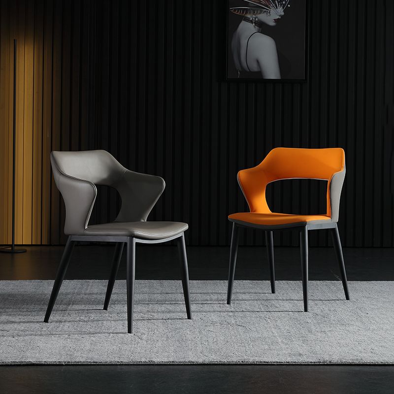 Silla de comedor contemporánea de cuero con respaldo abierto y patas negras