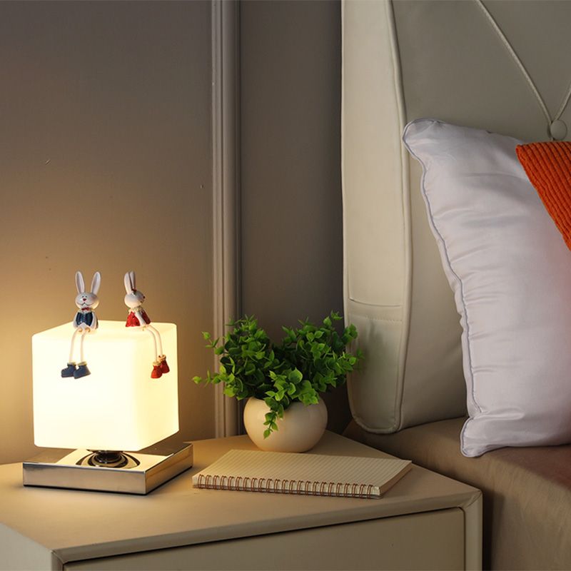 Lampada da tavolo geometrica con finitura cromata Lampada da comodino moderna in vetro bianco a 1 testa con decorazioni giocattolo