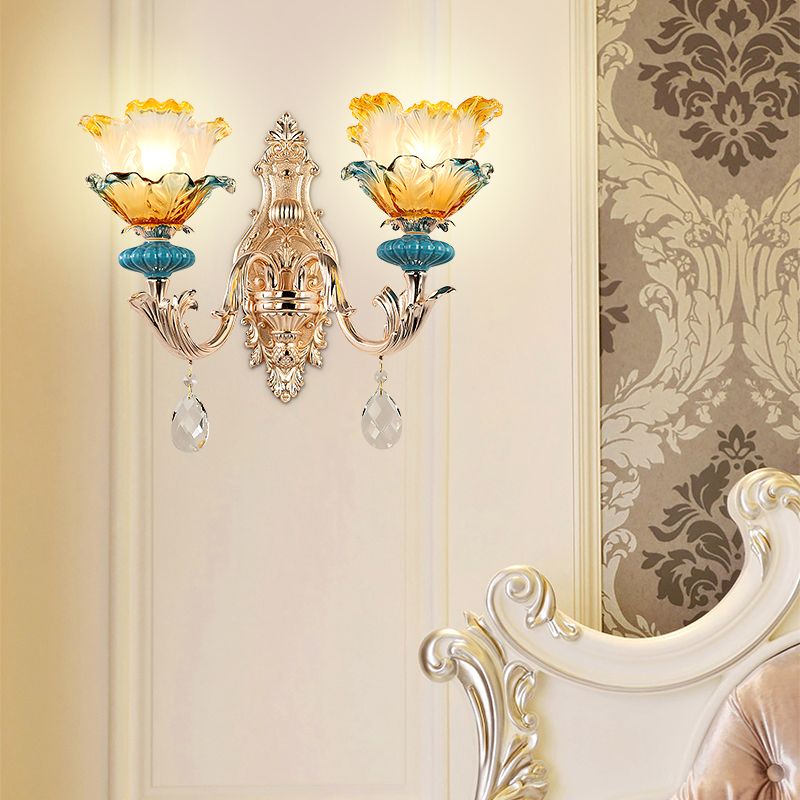 Traditionelle Blumenwandhalterung Licht Rüschenwild Leuchte mit Kristalldrapieren in Gold