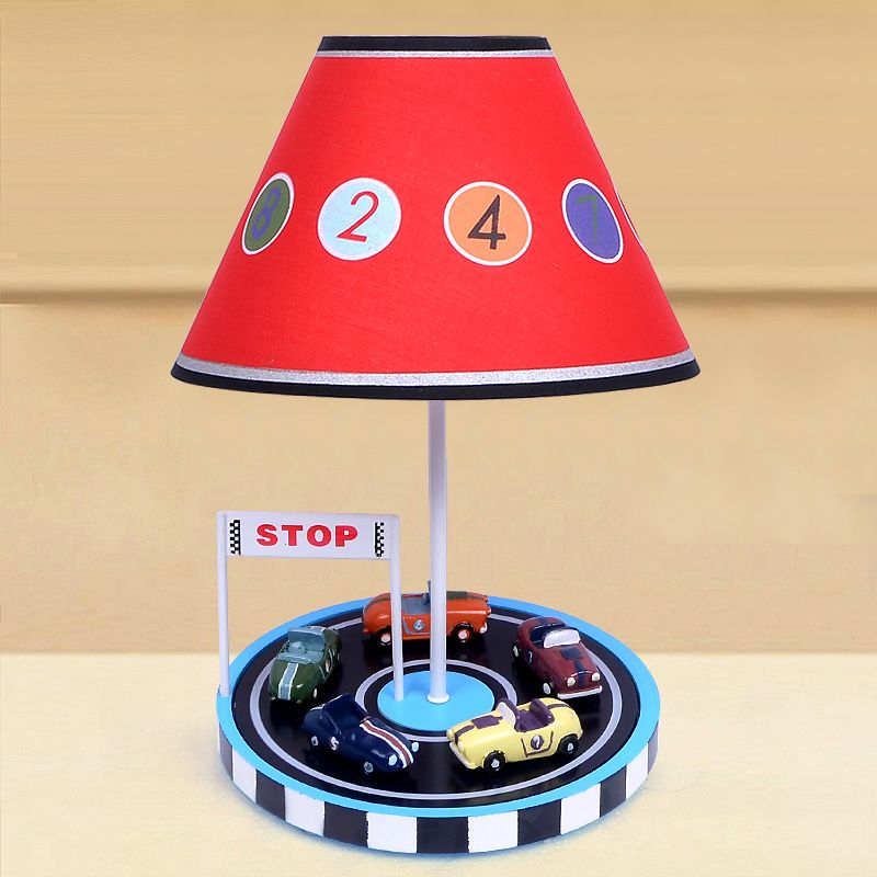 Lampada da tavolo per bambini in tessuto affusolato a 1 lampadina, illuminazione da comodino in rosso con decorazioni per veicoli da corsa